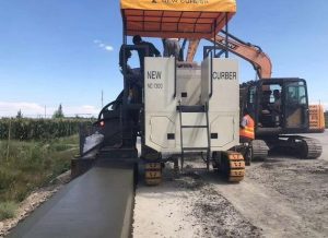 履帶式路肩滑模機(jī)