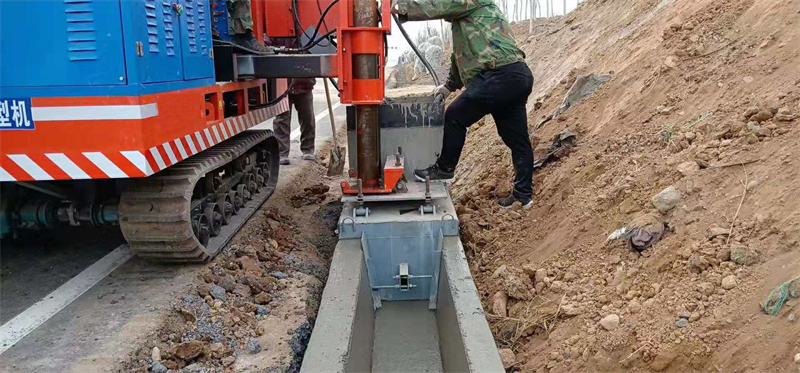 梯形公路排水溝滑模機(jī)施工現(xiàn)場